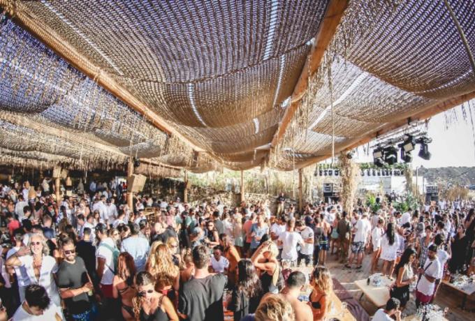 Μύκονος: Εστία υπερμετάδοσης το δημοφιλές νησί – Οι επιστήμονες προειδοποιούν, οι τουρίστες ψηφίζουν ιδιωτικά πάρτι