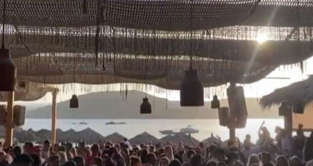 Μύκονος: Πρόστιμα και «λουκέτα» σε μαγαζιά για πάρτι