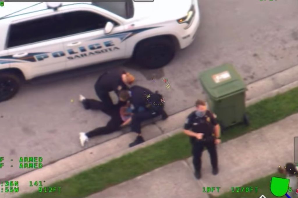 Φλόριντα: Βίντεο δείχνει κι άλλον αστυνομικό να γονατίζει στον λαιμό άνδρα