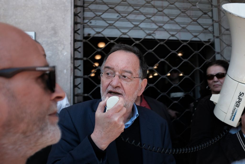 Ξανά σε δίκη ο Λαφαζάνης για τους πλειστηριαμούς- Του φόρτωσαν τον μισό Ποινικό Κώδικα