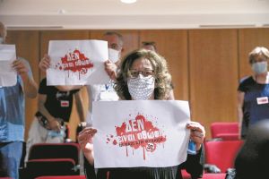 «Δεν είναι αθώοι» έγραφαν με κόκκινο μελάνι