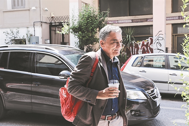 Τι κρύβει το «ψαλίδισμα» Τσακαλώτου