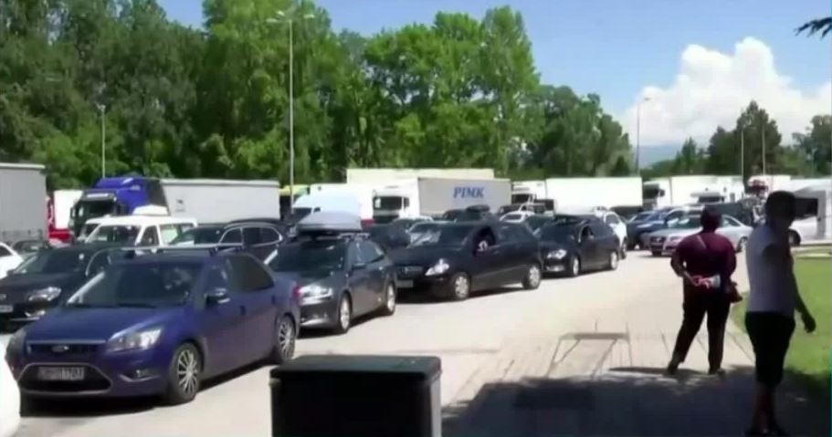 Προμαχώνας: Ουρές χιλιομέτρων από τουρίστες – Οργή Μπορίσοφ που οι Βούλγαροι ψηφίζουν Ελλάδα