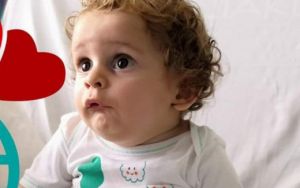 Ετοιμος για το πρώτο του μπάνιο στη θάλασσα ο Παναγιώτης – Ραφαήλ