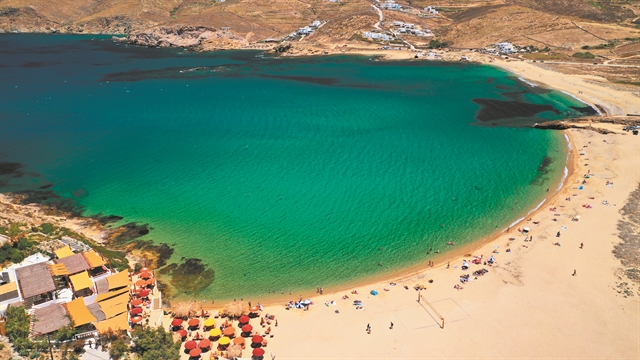 Στη Μύκονο και στις Σπέτσες…