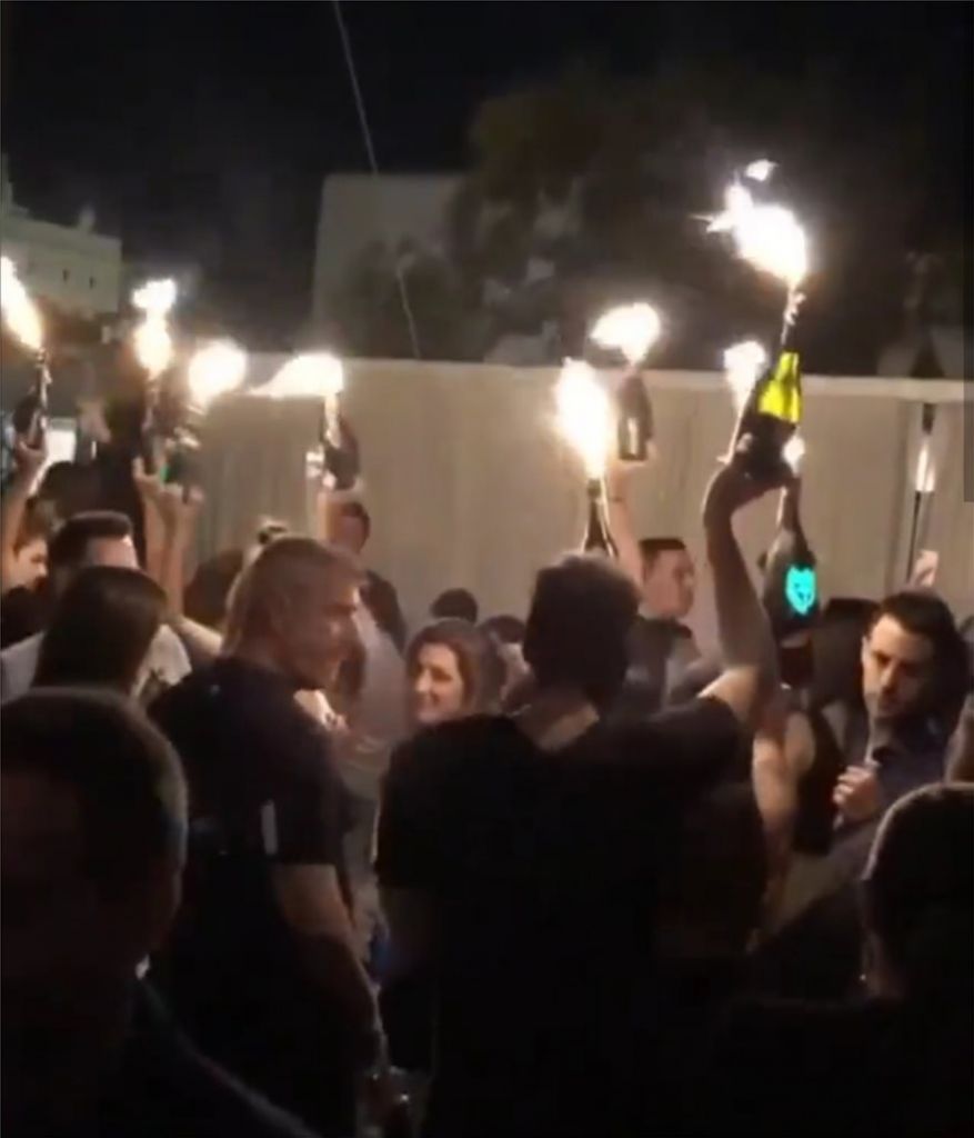 Κοροναϊός: Ανησυχούν οι ειδικοί για τον συνωστισμό στα μπαρ