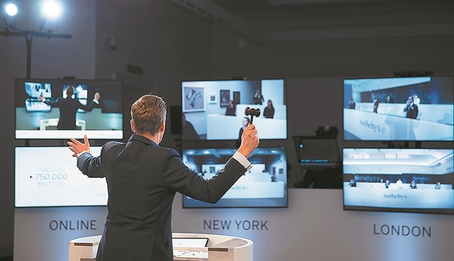 Ενας στους τέσσερις αγοράζει στο Διαδίκτυο