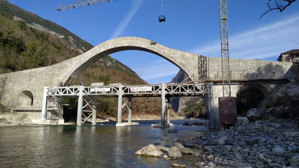 Ολοκληρώθηκε η αναστήλωση της γέφυρας Αράχθου στην Πλάκα