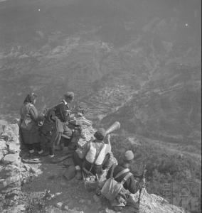 Το σπάνιο φωτογραφικό του αρχείο ανοίγει στο κοινό το ΚΚΕ