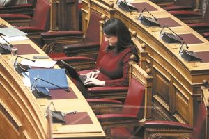 Απελευθερώνει τις απολύσεις εκπαιδευτικών