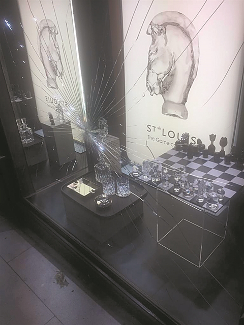 «Πόλεμος» με μολότοφ και στην Αθήνα