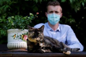 Οι γάτες μπορούν να κολλήσουν κοροναϊό από τους ανθρώπους