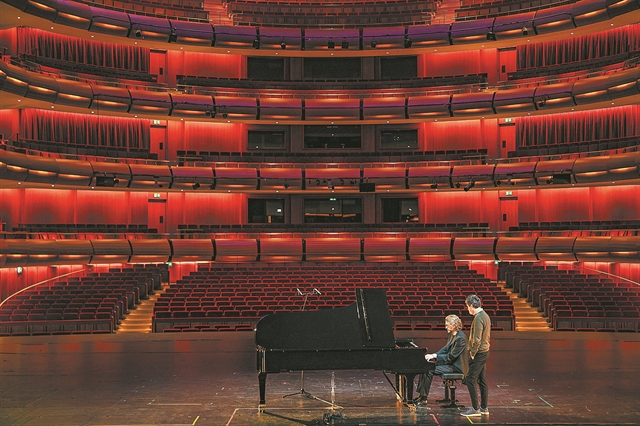 Στην ψηφιακή πλατεία της Λυρικής