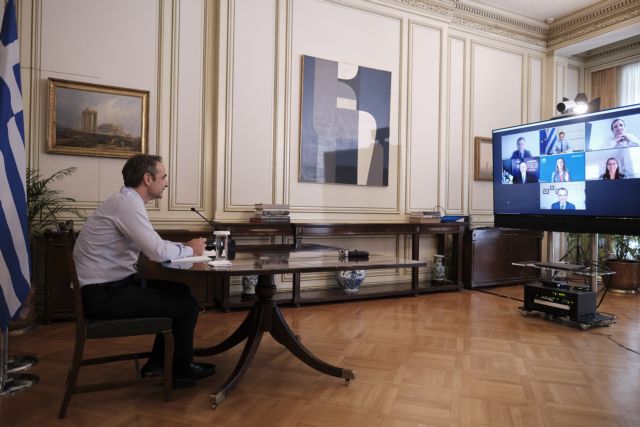Εκτακτη τηλεδιάσκεψη Μητσοτάκη με Χαρδαλιά και Τσιόδρα μετά την αύξηση των κρουσμάτων