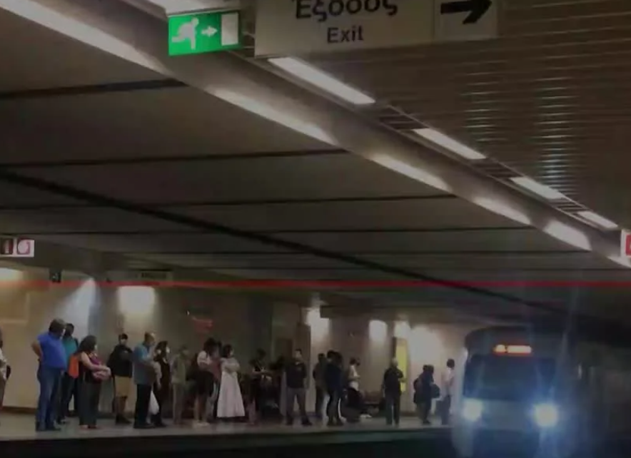 Ο ένας πάνω στον άλλο στα ΜΜΜ