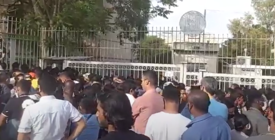 Απίστευτος συνωστισμός και πάλι έξω από την Υπηρεσία Ασύλου