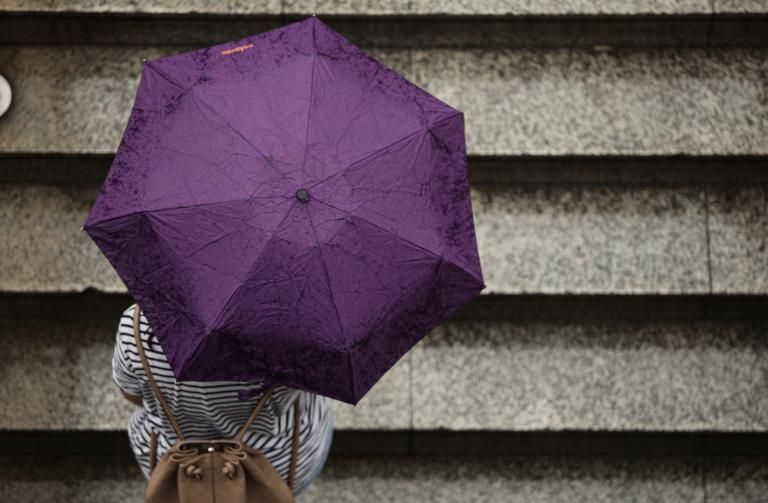 Απαραίτητο αξεσουάρ και την Πέμπτη η ομπρέλα: Που θα βρέξει και θα «χτυπήσουν» καταιγίδες