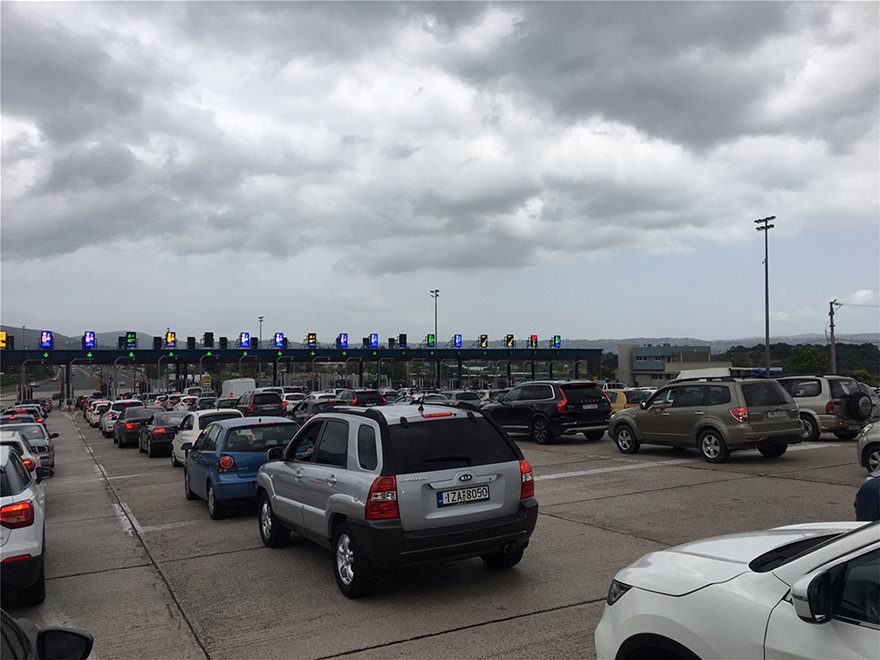 Τριήμερο Αγίου Πνεύματος: Συνεχίζεται η μεγάλη έξοδος – Ουρές στα διόδια Αφιδνών