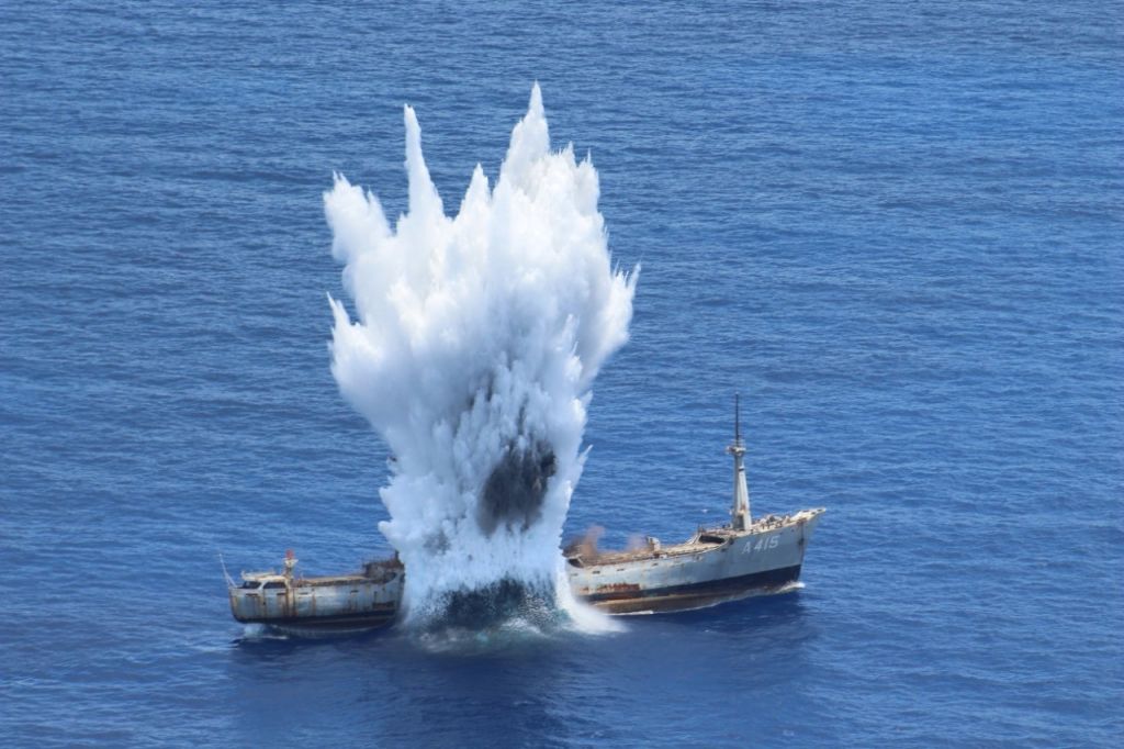 Πύραυλοι και τορπίλες κατά εχθρικού πλοίου στο Καρπάθιο