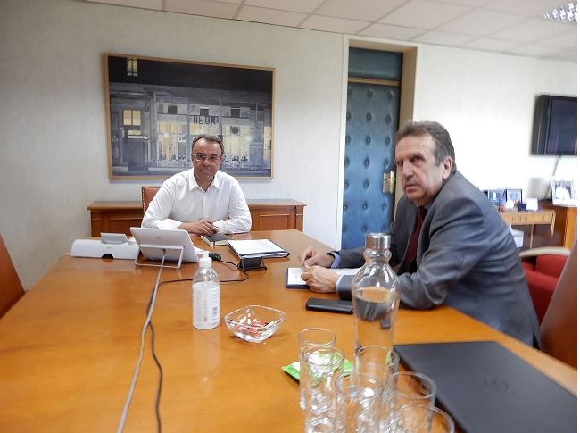 Άμεση μείωση φόρων ζητούν έμποροι και μικρομεσαίοι από τον Σταϊκούρα