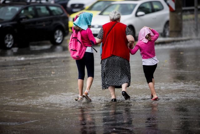 Άνοιξαν οι ουρανοί στην Αττική – Σφοδρές καταιγίδες