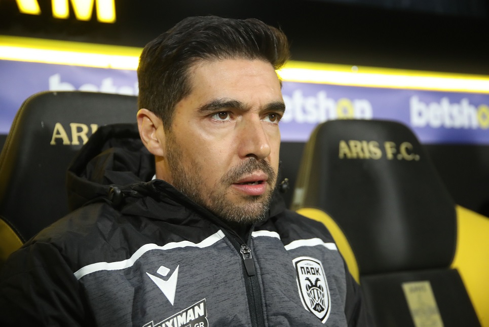 Πλησιάζει στην έξοδο