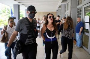 Θεσσαλονίκη: Δημόσια συγγνώμη από την «παρουσιάστρια» για το νερό στον Χαρδαλιά