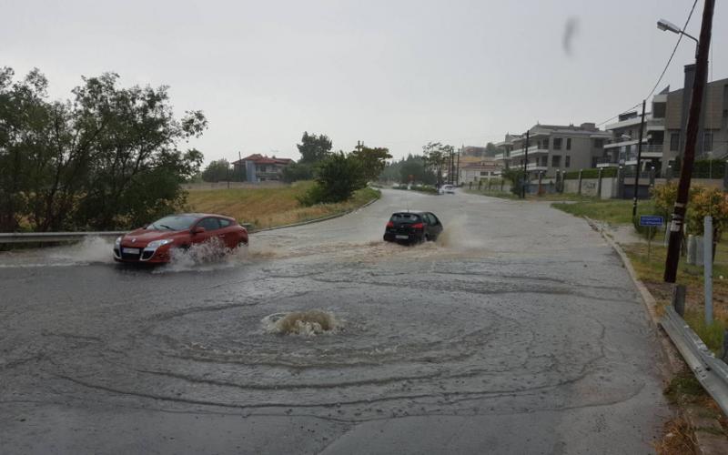 Θεσσαλονίκη: Βίντεο με δικυκλιστή να παρασύρεται από ορμητικό χείμαρρο