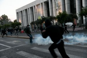 Δίωξη για τέσσερα πλημμελήματα για τα επεισόδια έξω από την αμερικάνικη πρεσβεία