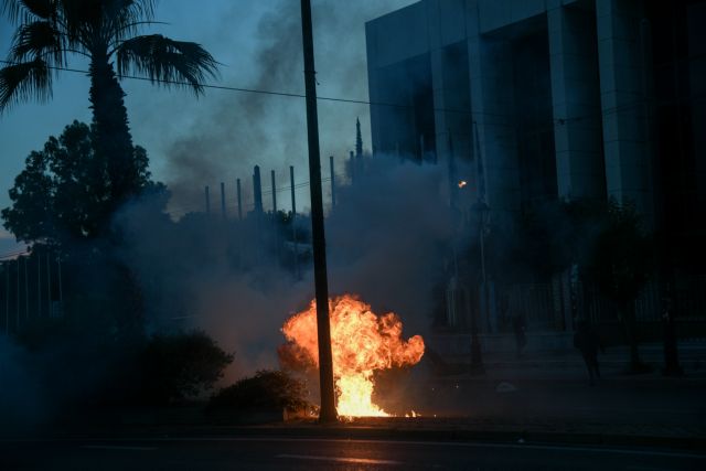 Πορεία για τη δολοφονία Φλόιντ: Δώδεκα προσαγωγές έξω από την αμερικάνικη πρεσβεία