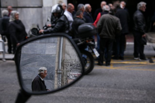 Αυξάνονται για τους 60ρηδες οι δυσκολίες με τις ψηφιακές συναλλαγές στις τράπεζες