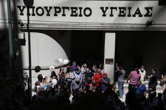 Καταρρέει το ΕΣΥ στον απόηχο των χειροκροτημάτων