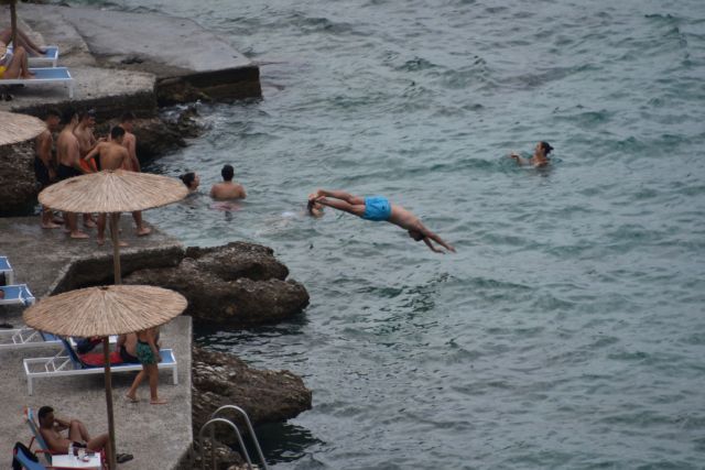 Κοροναϊός: Τουλάχιστον μέχρι το τέλος Ιουλίου τα μέτρα στις οργανωμένες παραλίες