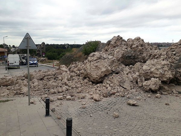 Κωνσταντινούπολη: Κατέρρευσε τμήμα από τα ιστορικά τείχη του Θεοδοσίου