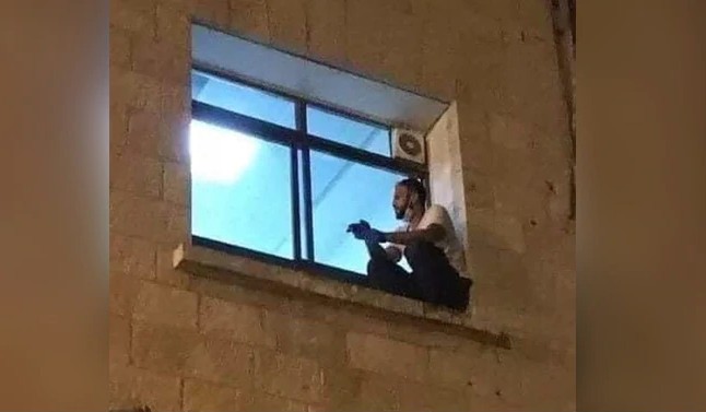 «Αντίο μαμά»: Σκαρφάλωσε στο παράθυρο του νοσοκομείου για να την αποχαιρετήσει