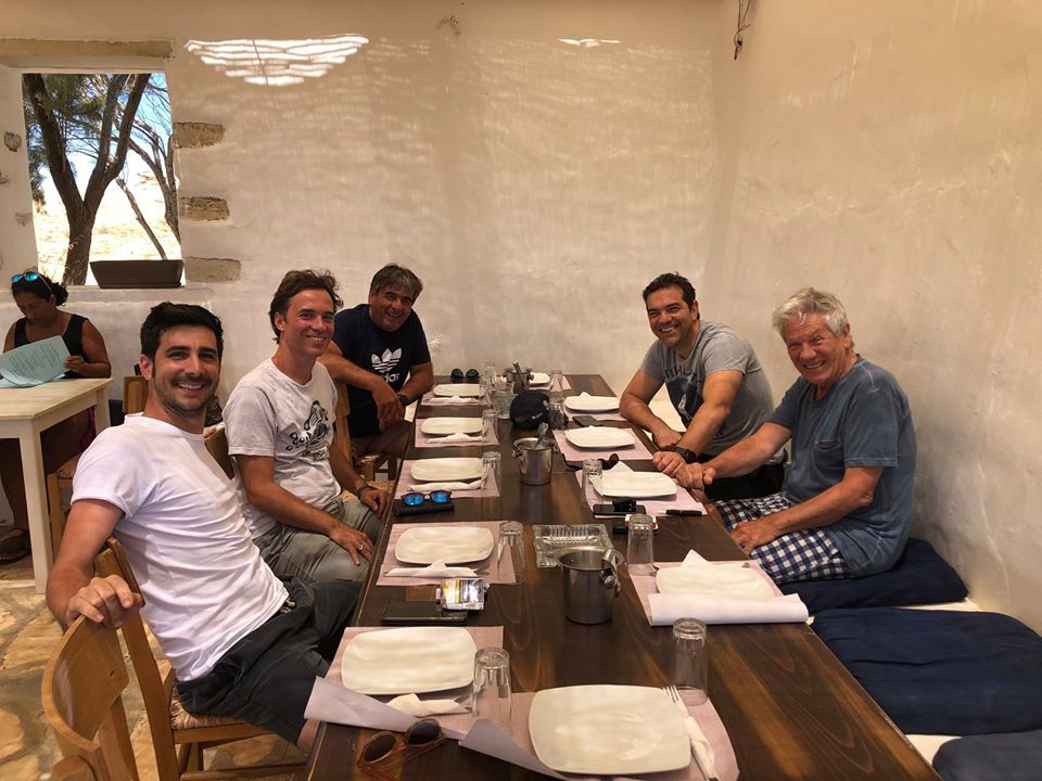 Στιγμές χαλάρωσης για τον Αλέξη Τσίπρα και τη Μπέτυ Μπαζιάνα στο Κουφονήσι