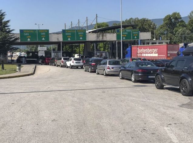 Ουρές χιλιομέτρων στον Προμαχώνα – Σε ισχύ η απαγόρευση εισόδου για Σέρβους