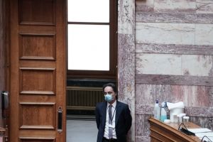 Υποχρεωτική η χρήση μάσκας και στη Βουλή