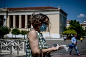 Προειδοποίηση ΕΙΝΑΠ: Υποχρεωτική η μάσκα και σε εξωτερικούς χώρους αν αυξηθούν τα κρούσματα