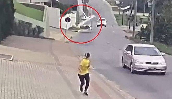 Κόβει την ανάσα: Αεροπλάνο συντρίβεται σε πολυσύχναστο δρόμο