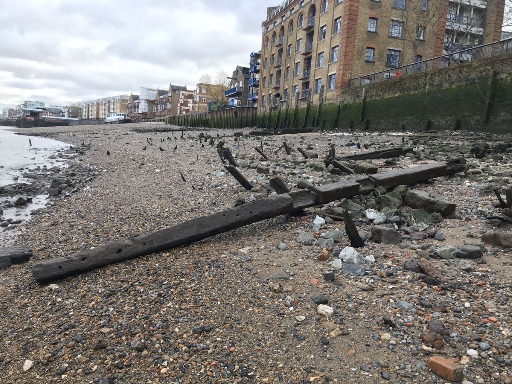 Λονδίνο: Χιλιάδες χρόνια ιστορίας ξεπηδούν από τις λασπωμένες όχθες του Τάμεση