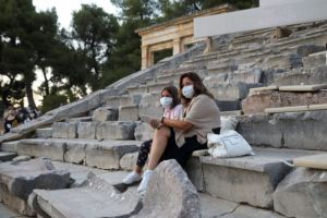 Ποιες μάσκες προστατεύουν, ποιες είναι επικίνδυνες και ποιες διακοσμητικές – Ειδικοί εξηγούν