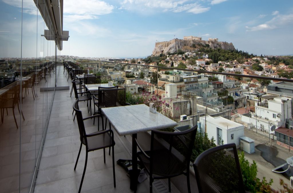 Ξενοδοχεία: Στο ναδίρ τα έσοδα σε Αθήνα και Θεσσαλονίκη το α’ 6μηνο