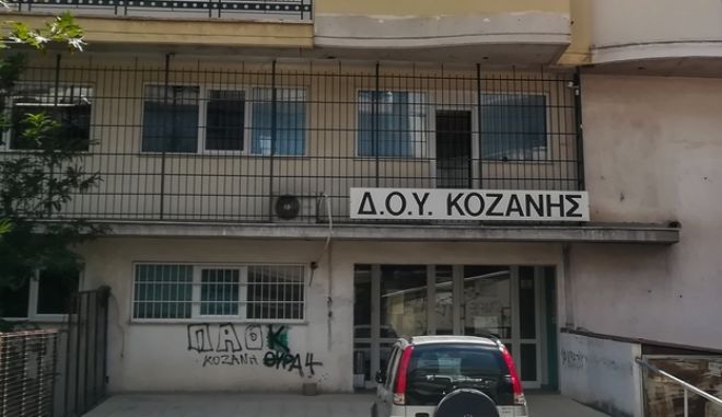 Επίθεση με τσεκούρι στην Κοζάνη: Μάχη για τη ζωή δίνει ο 56χρονος εφοριακός – Διέφυγαν τον κίνδυνο οι γυναίκες συνάδελφοί του