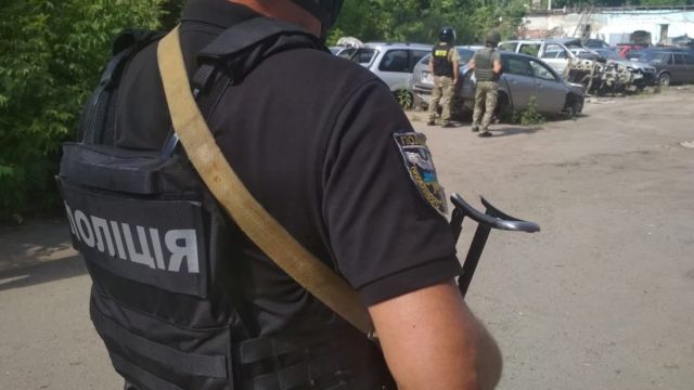 Ουκρανία: Oμηρία αστυνομικού από άνδρα οπλισμένο με χειροβομβίδα