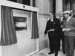 Ο άνθρωπος που δημιούργησε τα ATM και η συνεισφορά της συζύγου του στον τετραψήφιο κωδικό