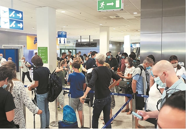 Χάος και πρόστιμα με τη… σέσουλα στο Ελευθέριος Βενιζέλος