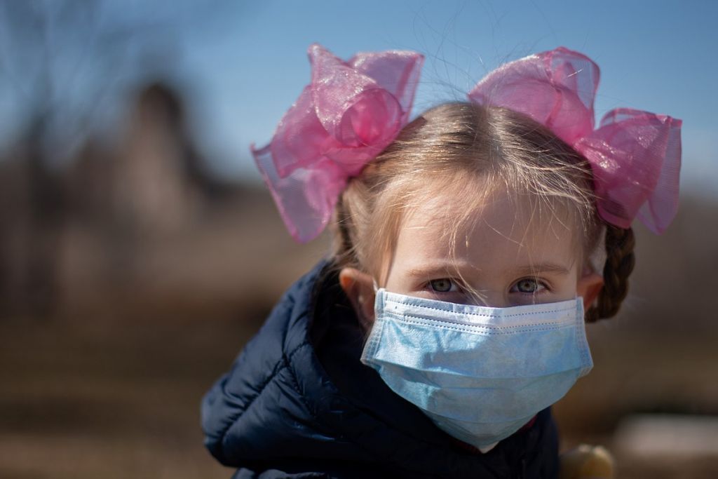 Κοροναϊός και παιδιά: Πόσο πιθανό είναι να μεταδώσουν τον ιό; – Το κλείσιμο των σχολείων φρέναρε την πανδημία;