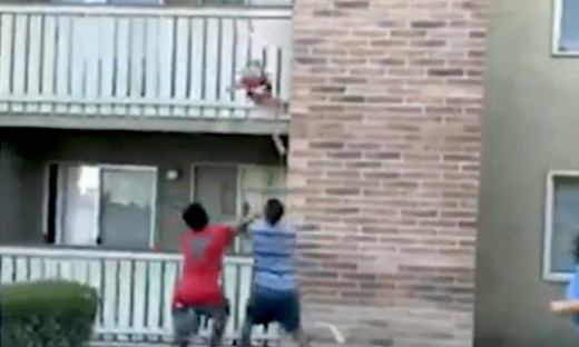 Έριξε τον γιο της στο κενό για να το σώσει από πυρκαγιά