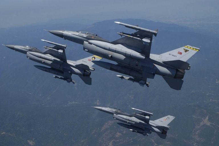 Μπαράζ υπερπτήσεων τουρκικών F-16 στο Αιγαίο – Πέταξαν μόλις 1 χλμ πάνω από τις Οινούσσες